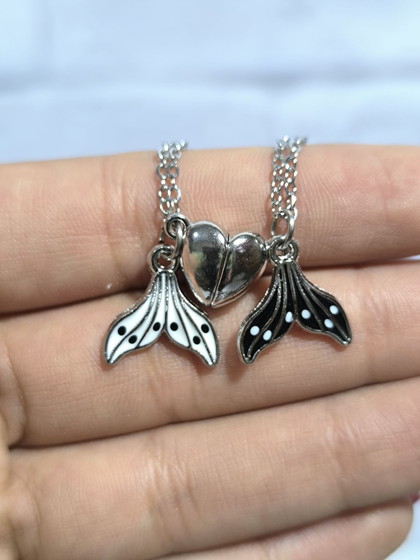 گردنبند مگنتی دوستانه